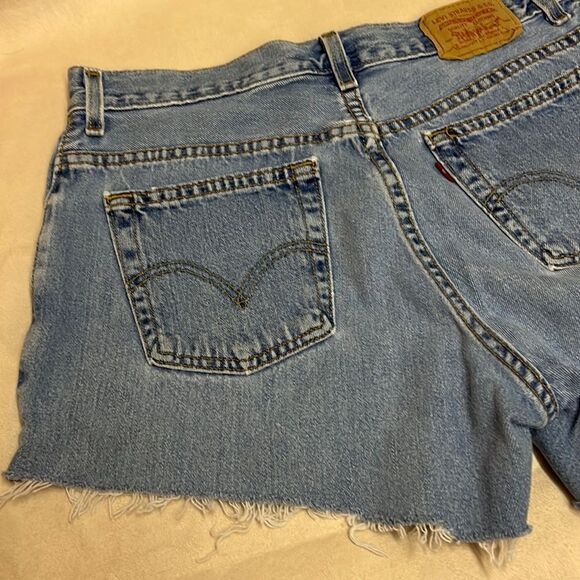 Levi's Distressed Denim Cutoff Jean Shorts Size 6 - Picture 7 of 7